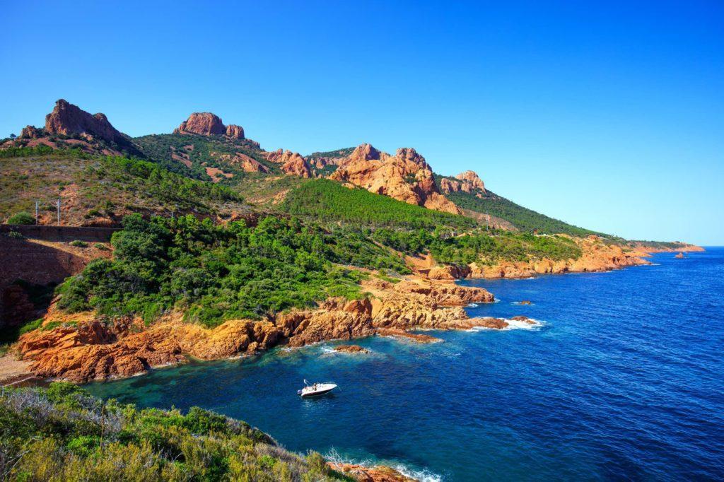 Les Roches Rouges dans la Méditerranée